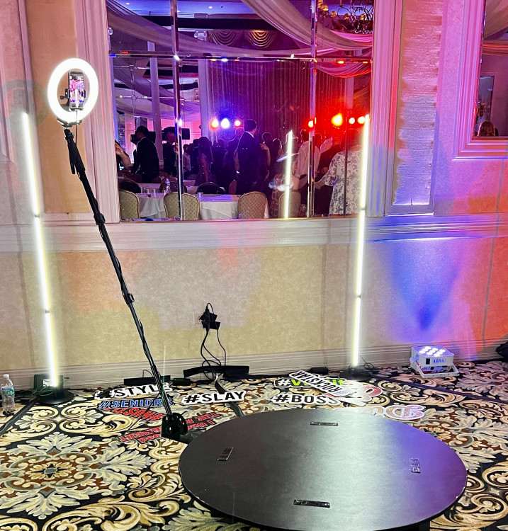 Photo Booth with Props: Elevate Your Corporate Events to Unforgettable Experiences